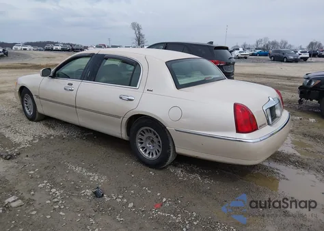 2001 Lincoln Town Car Cartier z USA, uszkodzony, nr VIN 1LNHM85WX1Y639472